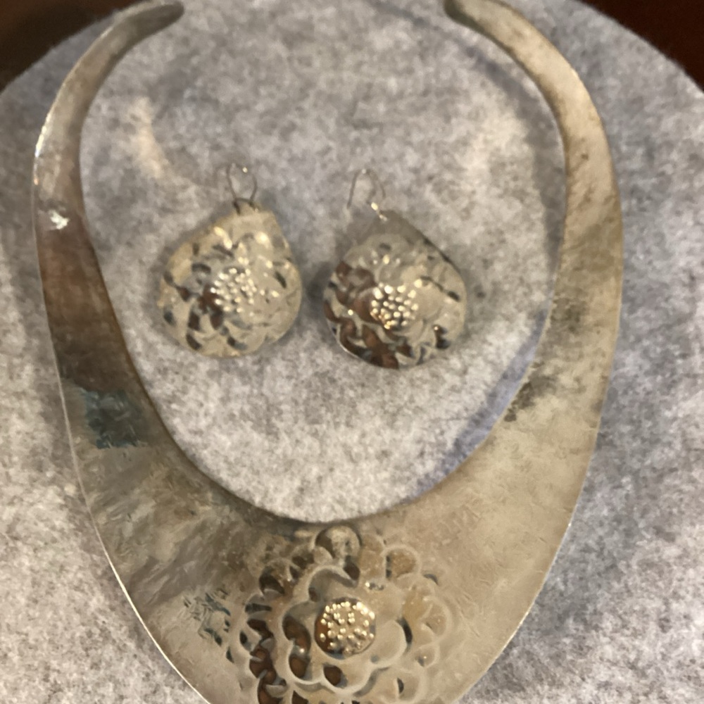 Elegant Silver Jewelry Set - Picture 7 of 9